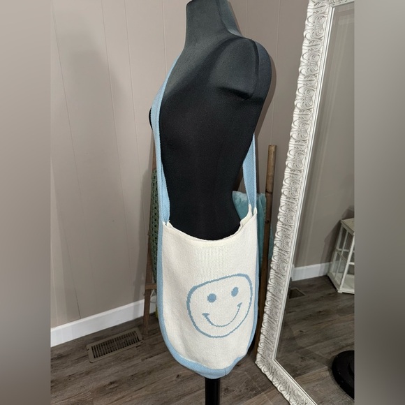 GYTO • Knit Smiley Face Crossbody Tote Bag - Picture 11 of 12